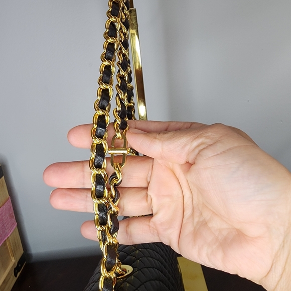 BALLY authentic vintage quilted leather two way shoulder crossbody - Picture 7 of 15